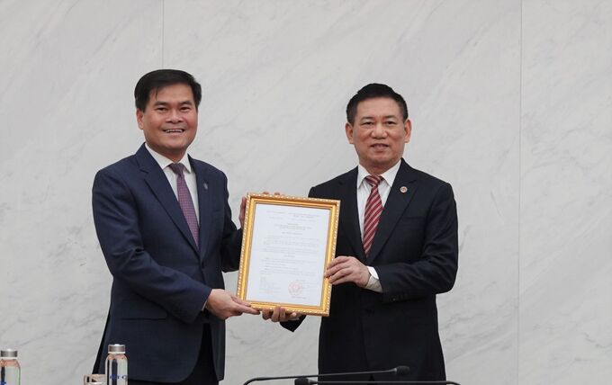 Bộ trưởng Hồ Đức Phớc trao Quyết định điều động, bổ nhiệm ông Bùi Văn Khắng, Phó chủ tịch UBND tỉnh Quảng Ninh, giữ chức Thứ trưởng Bộ Tài chính.