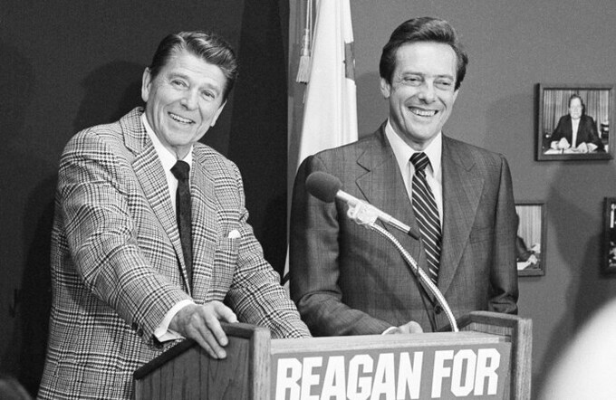 Cố thượng nghị sĩ Bill Brock đứng cùng tổng thống Mỹ Richard Nixon trong một sự kiện vận động tranh cử. (Ảnh: AP)