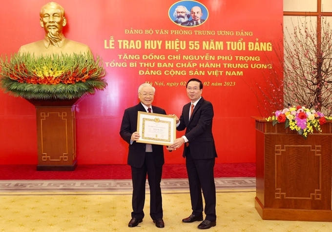 Năm 2023, Chủ tịch nước Võ Văn Thưởng (khi đó là Thường trực Ban bí thư) trao Huy hiệu 55 năm tuổi Đảng tặng Tổng bí thư Nguyễn Phú Trọng. (Ảnh: TTXVN)