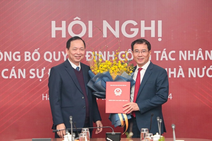 Phó Thống đốc thường trực NHNN Đào Minh Tú trao Quyết định điều động và bổ nhiệm ông Đoàn Ngọc Lưu giữ chức vụ Phó Tổng Giám đốc Agribank.