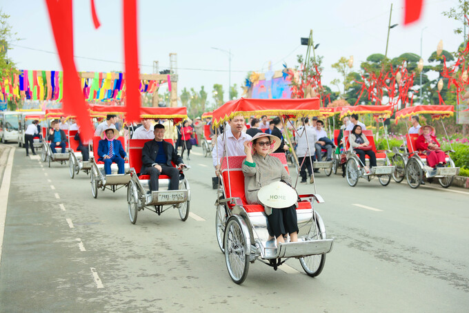 Khám phá đường hoa bằng xích lô là sở thích của các đại biểu và du khách quốc tế khi đến với Home Hanoi Xuan trong nhiều năm qua. Ảnh: Quang Anh