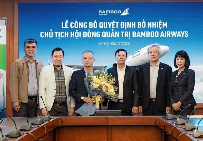 Ông Phan Đình Tuệ (thứ ba từ trái sang) nhận quyết định bổ nhiệm Chủ tịch HĐQT Bamboo Airways hôm 5/2.