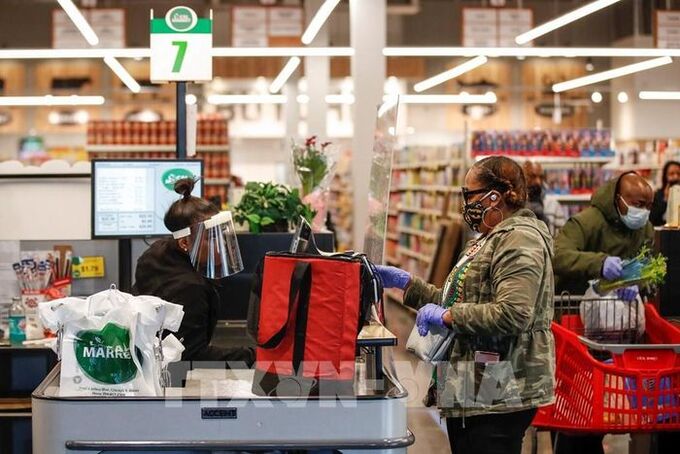 Người dân mua sắm tại một chợ tại Chicago, Illinois, Mỹ. Ảnh: AFP/TTXVN.