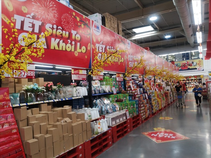Nhiều siêu thị Hà Nội mở cửa xuyên Tết.