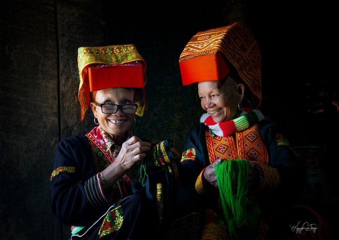 Giữ gìn trang phục truyền thống luôn được bà con đồng bào Dao Lù Gang trên đỉnh Mẫu Sơn coi trọng để bảo tồn nét văn hóa quý báu của cha ông. (Ảnh NAG Nguyễn Sơn Tùng)