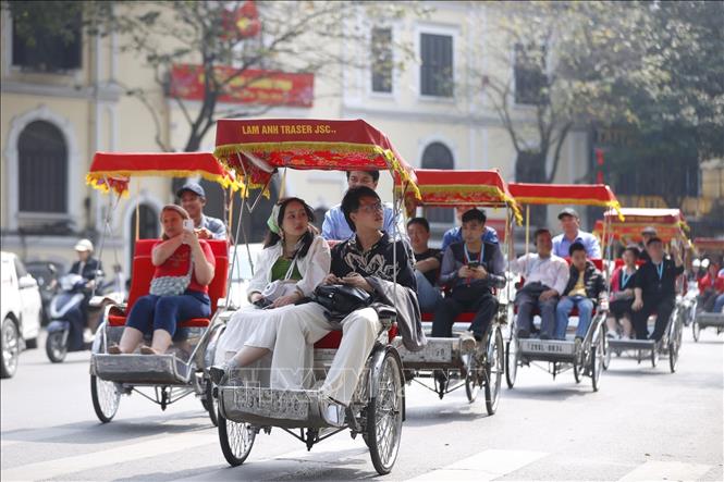 Khách du lịch tới Hà Nội trong dịp Tết Nguyên đán tăng mạnh. (Ảnh: TTXVN)