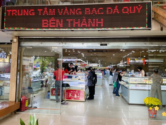 Lượng khách mua vàng tại Trung tâm Vàng bạc đá quý Bến Thành (quận 1).