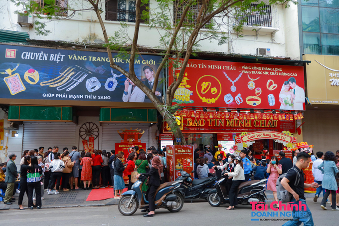 Người dân nô nức đến mua vàng trên phố Trần Nhân Tông (Hà Nội).