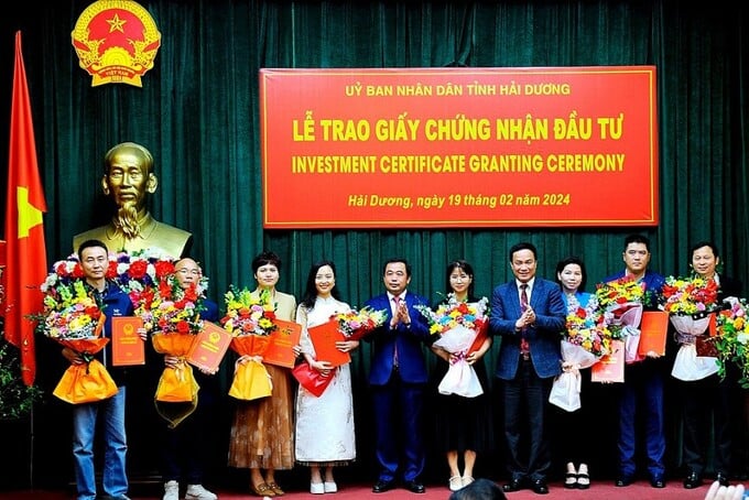 Lãnh đạo tỉnh Hải Dương trao chứng nhận đăng ký đầu tư cho 8 doanh nghiệp.