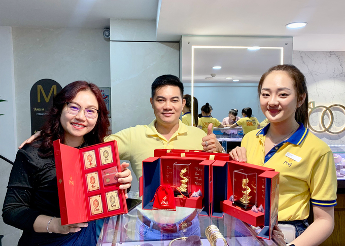 Khách hàng “chốt đơn” cặp Tượng vàng 24K Kim Long Phi Vân mở bán với số lượng giới hạn chỉ 399 tác phẩm (Ảnh: Việt Hùng)