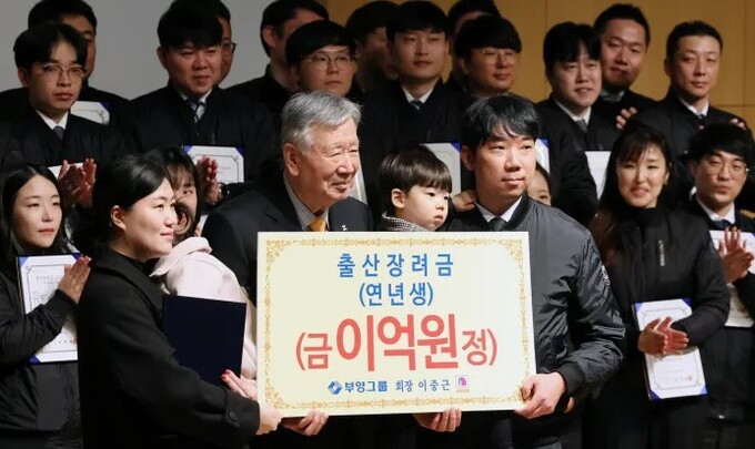 Tỷ phú Lee Joong-keun trao phần thưởng 100 triệu won cho một nhân viên sinh con. (Ảnh: Kyunghyang Shinmun).