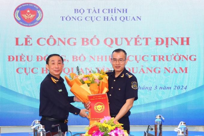 Phó Tổng cục trưởng Hoàng Việt Cường (bên trái) trao quyết định bổ nhiệm và tặng hoa chúc mừng tân Cục trưởng Dương Xuân Sinh.