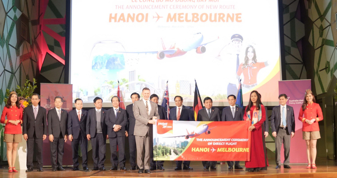 Thủ tướng Chính phủ Phạm Minh Chính, Thủ hiến bang Victoria bà Jacinta Allan cùng lãnh đạo cấp cao hai nước chúc mừng và chào đón đường bay mới của Vietjet.