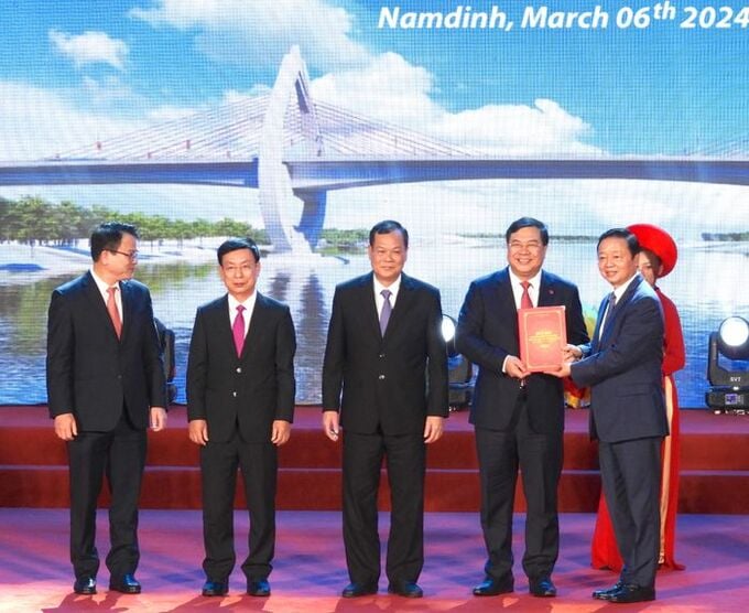 Phó Thủ tướng Chính phủ Trần Hồng Hà trao quyết định quy hoạch cho ông Phạm Gia Túc, Bí thư Tỉnh ủy Nam Định.