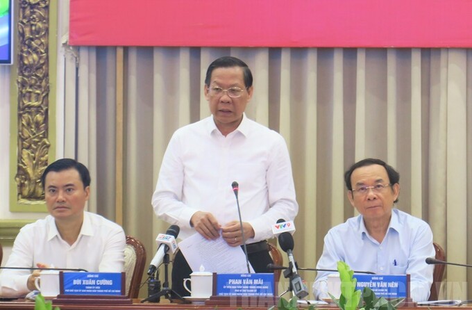 Ông Phan Văn Mãi, Chủ tịch UBND Tp.HCM phát biểu khai mạc phiên họp (Ảnh: Thành uỷ Tp.HCM)