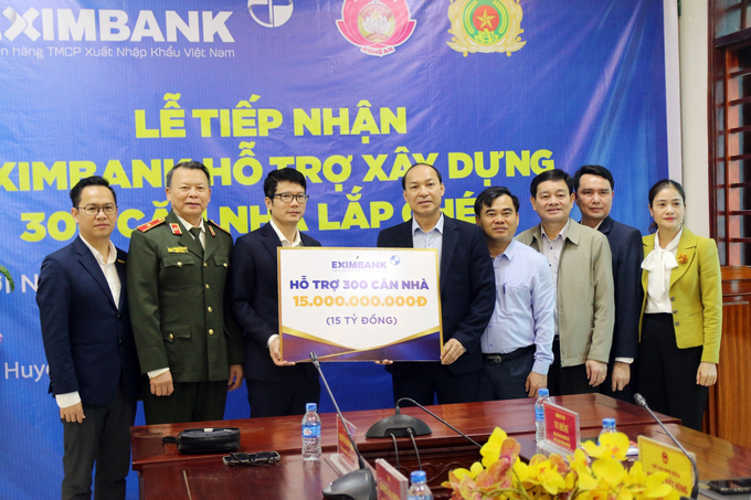 Eximbank trao kinh phí hỗ trợ cho đại diện huyện Kỳ Sơn.