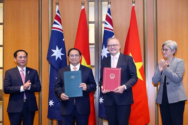 Thủ tướng Phạm Minh Chính và Thủ tướng Australia Anthony Albanese trao đổi tuyên bố về việc nâng cấp quan hệ hai nước lên Đối tác Chiến lược toàn diện. (Ảnh: VGP)