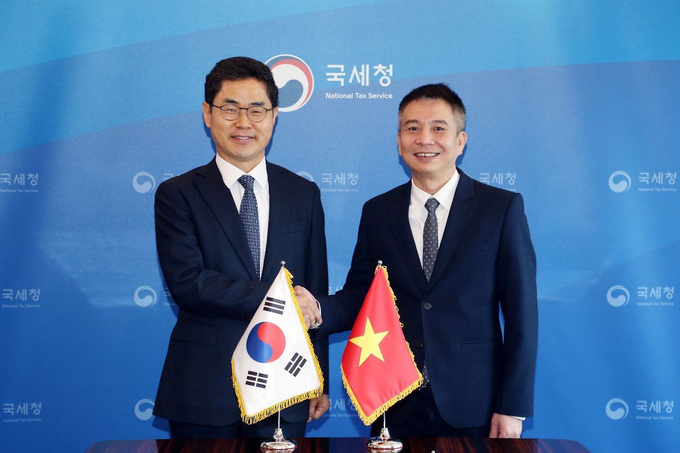 Tổng cục trưởng Tổng cục Thuế Mai Xuân Thành và Tổng cục trưởng Cơ quan thuế Hàn Quốc Kim Chang Ki. (Ảnh: Tổng cục Thuế)
