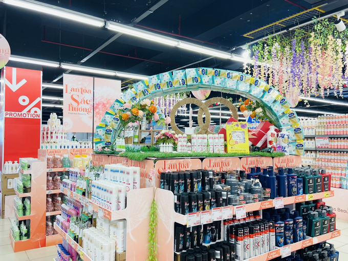 Hệ thống siêu thị Lotte Mart, từ ngày 28/2 cũng đã triển khai chương trình khuyến mãi Lan sắc tỏa hương nhân ngày Quốc tế Phụ nữ 8/3 với nhiều khuyến mãi hấp dẫn, giảm giá đặc biệt dành cho một nửa thế giới.