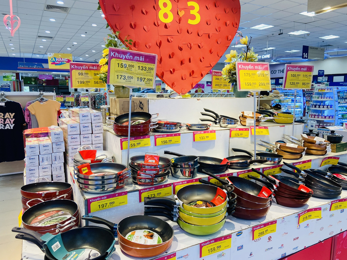 Saigon Coop cho biết, nhân dịp lễ 8/3, hệ thống siêu thị đã tung ra nhiều khuyến mãi với các mặt hàng gia dụng, thời trang, đồ dùng nhà bếp với mức giá ưu đãi lên đến 49%
