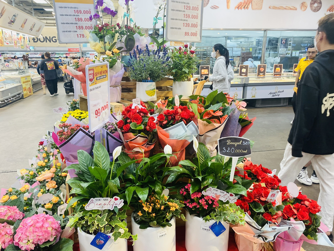 Giống như những siêu thị khác, Emart cũng cập nhật nhiều mặt hàng hoa tươi, cây kiểng phục vụ nhu cầu làm quà tặng cho chị em phụ nữ. Giá cả được cập nhật mỗi ngày, kết hợp nhiều chương trình khuyến mãi 99.000 đồng/bó đang được áp dụng, tạo tâm lý phấn khởi cho người dân trong dịp lễ 8/3.