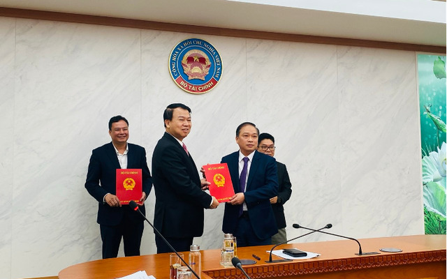 Thứ trưởng Bộ Tài chính Nguyễn Đức Chi trao Quyết định cho ông Lương Hải Sinh - tân Chủ tịch Hội đồng thành viên Sở GDCK Việt Nam.