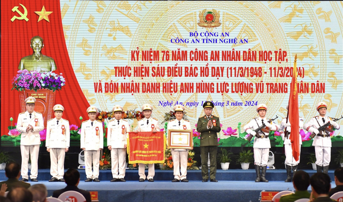 Đại tướng Tô Lâm trao Danh hiệu Anh hùng Lực lượng vũ trang Nhân dân cho Công an tỉnh Nghệ An.