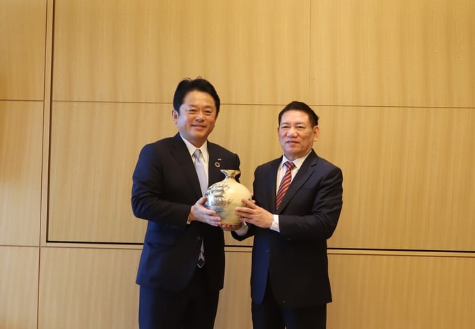 Bộ trưởng Hồ Đức Phớc tặng quà Chủ tịch kiêm Tổng giám đốc Ngân hàng Mizuho ông Masahiko Kato. (Ảnh: Mof)