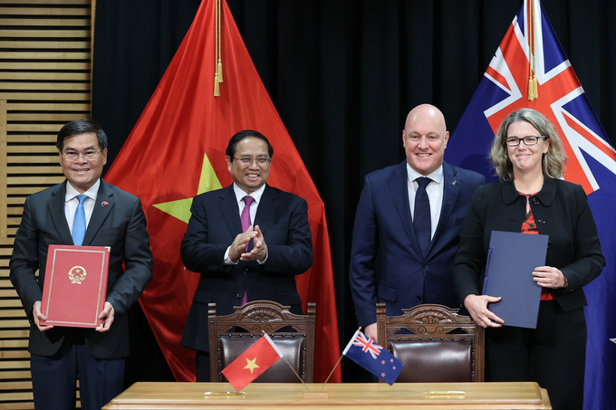 Thứ trưởng Bộ Tài chính Bùi Văn Khắng và bà Caralee McLeish, Giám đốc điều hành Bộ Ngân khố New Zealand ký kết và trao đổi Biên bản ghi nhớ hợp tác tài chính giữa Bộ Tài chính Việt Nam và Bộ Ngân khố New Zealand giai đoạn 2024 - 2026 dưới sự chứng kiến của Thủ tướng Phạm Minh Chính và Thủ tướng New Zealand Christopher Luxon.