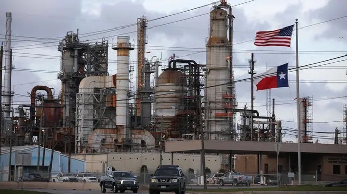 Một lá cờ của Mỹ và Texas đứng trước Nhà máy lọc dầu Chevron Corp. Pasadena ở Pasadena, Texas, vào Chủ nhật, ngày 8 tháng 3 năm 2020. Ảnh: Fox Business.