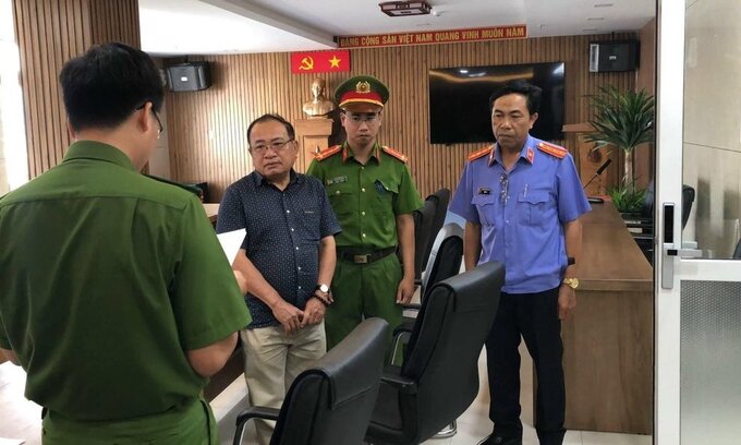 Cơ quan Cảnh sát điều tra Công an tỉnh Ninh Thuận đọc quyết định khởi tố đối với ông Huỳnh Văn Cán. Ảnh: CA