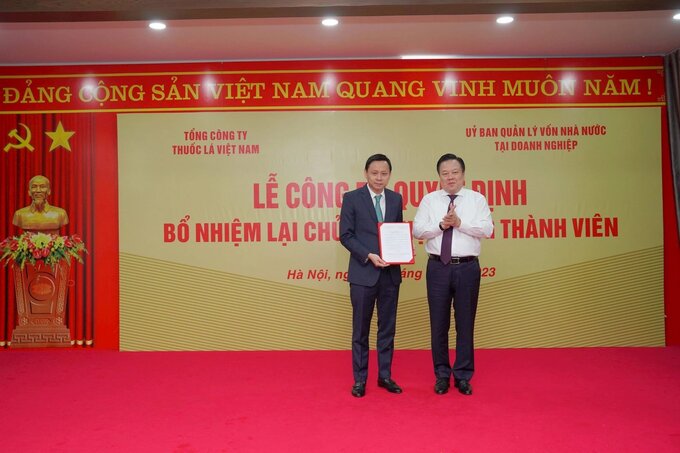Ông Hồ Lê Nghĩa (trái) mới được tái bổ nhiệm Chủ tịch Hội đồng thành viên Vinataba, dù nằm trong danh sách chức danh các cá nhân phải kiểm điểm trách nhiệm vì các vi phạm pháp luật được nêu.