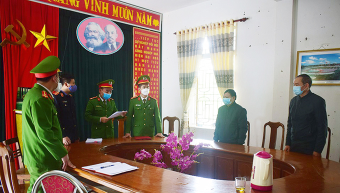 Cơ quan điều tra Công an huyện Tương Dương tống đạt quyết định khởi tố các bị can.
