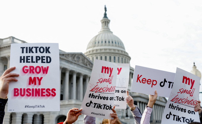 Nhiều cuộc tuần hành phản đối lệnh cấm TikTok đã diễn ra ở Mỹ. (Ảnh: Reuters)