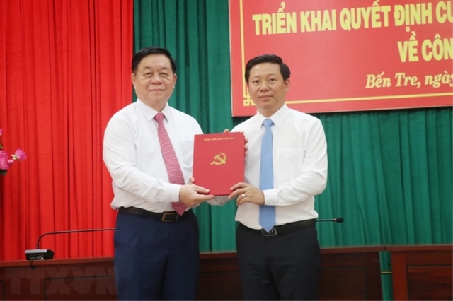 Trưởng Ban Tuyên giáo Trung ương Nguyễn Trọng Nghĩa trao quyết định cho ông Trần Thanh Lâm. Ảnh: TTXVN.