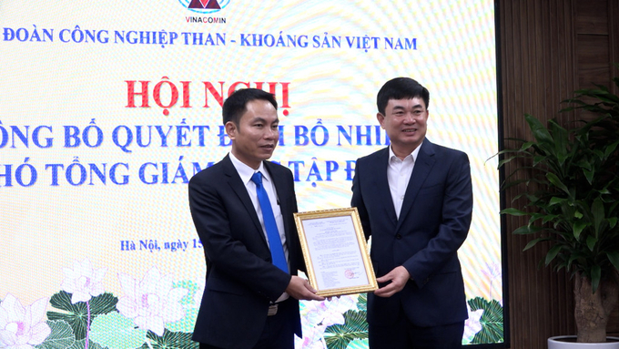 Bí thư Đảng ủy, Chủ tịch HĐTV Tập đoàn TKV Ngô Hoàng Ngân trao quyết định cho ông Nguyễn Huy Nam (bên trái).