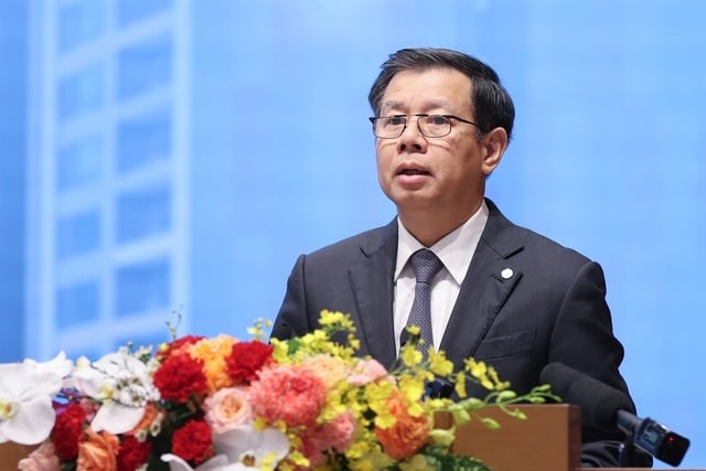 Tổng giám đốc Vingroup Nguyễn Việt Quang kiến nghị cắt giảm tối đa thủ tục liên quan đến việc đầu tư xây dựng dự án nhà ở xã hội. Ảnh: VGP/Nhật Bắc.