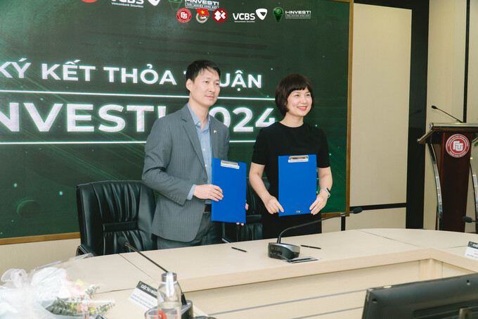 PGS.TS. Phạm Thu Hương, đại diện nhà trường cùng ông Lê Mạnh Hùng, Tổng giám đốc Công ty TNHH Chứng khoán Ngân hàng TMCP Ngoại thương Việt Nam (VCBS) ký kết thỏa thuận về cuộc thi I-INVEST! 2024.
