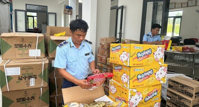 Hơn 2.500 sản phẩm bánh kẹo do nước ngoài sản xuất không có hóa đơn bị tam giữ (ảnh QLTT tỉnh Phú Yên)