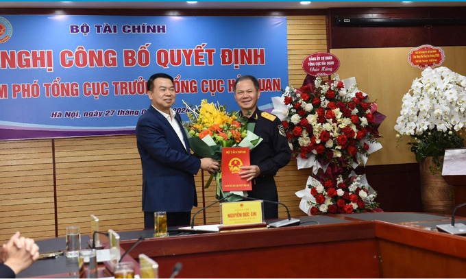 Thứ trưởng Bộ Tài chính Nguyễn Đức Chi trao Quyết định bổ nhiệm cho ông Đinh Ngọc Thắng.