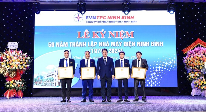 Ông Phạm Quang Ngọc - Chủ tịch UBND tỉnh Ninh Bình tặng Bằng khen của UBND tỉnh Ninh Bình cho các tập thể và cá nhân.