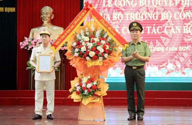 Thượng tướng Trần Quốc Tỏ - Thứ trưởng Bộ Công an - trao quyết định của Bộ trưởng Bộ Công an về việc điều động và bổ nhiệm Giám đốc Công an tỉnh Nam Định.