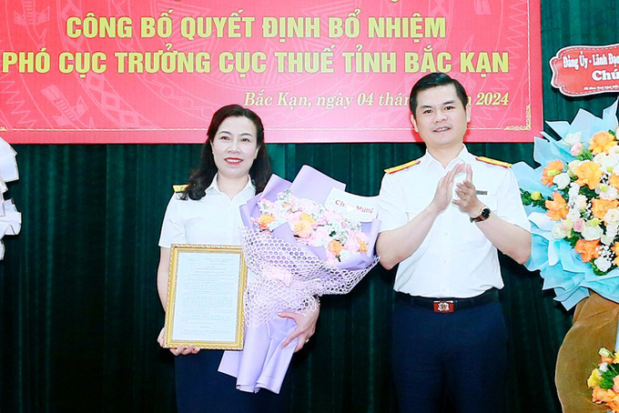 Phó tổng cục trưởng Tổng cục Thuế Vũ Chí Hùng trao quyết định bổ nhiệm bà Hoàng Thị Thu Liễu giữ chức Phó cục trưởng Cục Thuế Bắc Kạn.