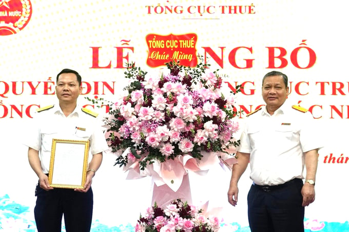 Phó tổng cục trưởng Tổng cục Thuế Phi Vân Tuấn trao quyết định cho Phó cục trưởng Cục Thuế Hải Dương Nguyễn Văn Khích.