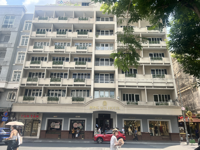Ngoài một số bất động sản sở hữu vị trí vàng tại trung tâm Tp.HCM được đưa vào diện bán để trả nợ trái phiếu thì Công ty Cổ phần Bông Sen còn có khách sạn Bông Sen tại số 117 - 123 Đồng Khởi, Quận 1, Tp.HCM.