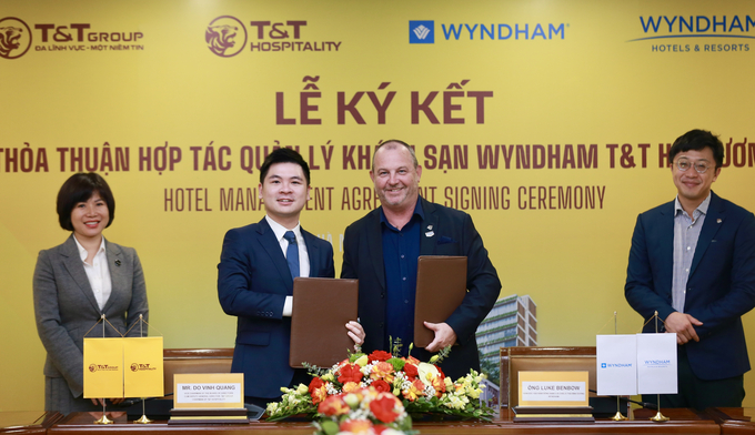 Đại diện lãnh đạo Tập đoàn T&T Group và Wyndham Hotels & Resorts Asia Pacific trao thỏa thuận hợp tác.