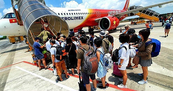 Nhiều chặng bay bị cắt giảm, giá vé tăng cao dịp lễ, người dân chuyển hướng sang du lịch nước ngoài.