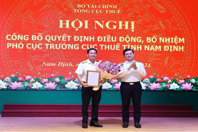 Phó tổng cục trưởng Vũ Chí Hùng trao quyết định cho tân Phó cục trưởng Cục Thuế Nam Định Vũ Ngọc.