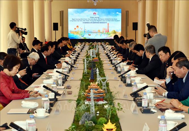 Chủ tịch Quốc hội Vương Đình Huệ và Đoàn đại biểu cấp cao Việt Nam làm việc với Trung tâm Nghiên cứu và Phát triển của Tập đoàn Huawei. Ảnh: Thành Dương/PV TTXVN tại Trung Quốc.