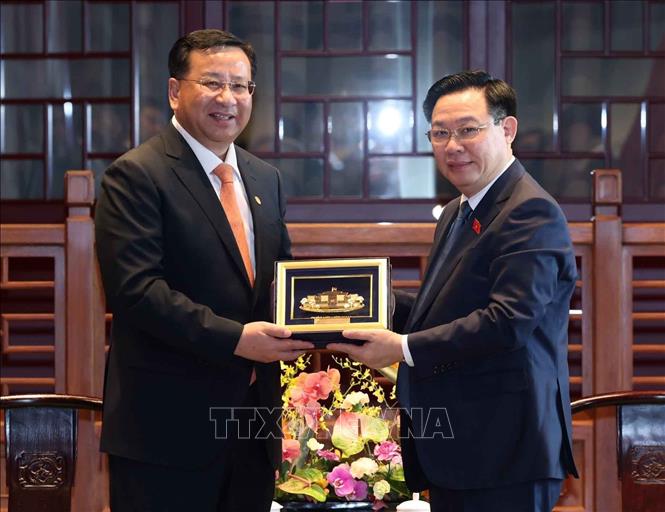 Chủ tịch Quốc hội Vương Đình Huệ tặng quà lưu niệm cho ông Đới Hoà Căn, Chủ tịch Hội đồng quản trị Tập đoàn Xây dựng công trình đường sắt Trung Quốc. Ảnh: Nhan Sáng/TTXVN.